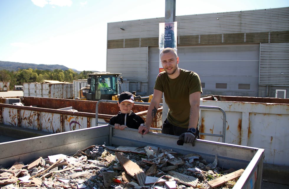 Lukas (7) og pappa Alexander Moldestad var to av mange som brukte laurdagen til å kvitta seg med avfall på Toraneset. 
Foto: Grethe Hopland Ravn