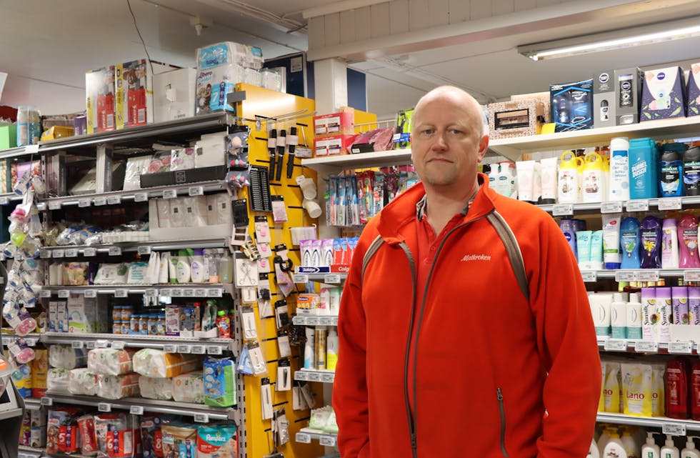 Jarle Kvaløy som driv butikken i Kvaløy, har mista ein stor del av handelen etter at at strenge tiltak bldei innført i kjølvatnet av koronasmitten. 
Foto: Irene Mæland Haraldsen