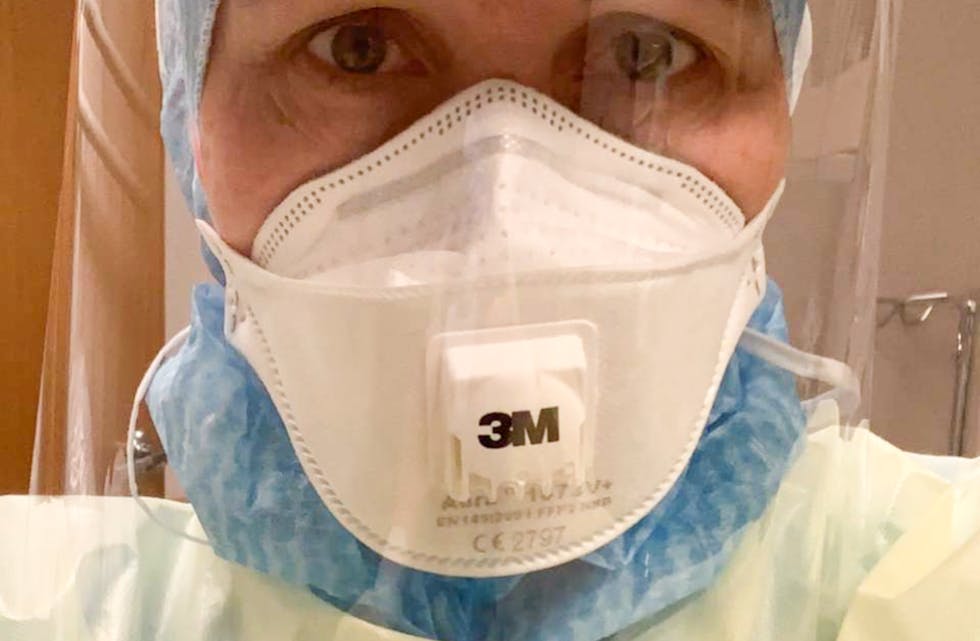 Smittevernfrakk, hette, maske og visir er blitt kvardagen for Elisabeth Stople Gregersen og dei andre intensivsjukepleiarane på Haugesund sjukehus.
FOTO: PRIVAT