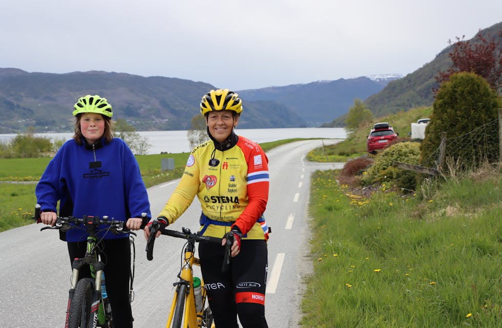 Line Birgitte Saltvold-Frette (12) og tante Ingunn Frette (56) frå Etne likar godt å ta seg ein sykkeltur langs Strondavegen.
Foto: Irene Mæland Haraldsen
