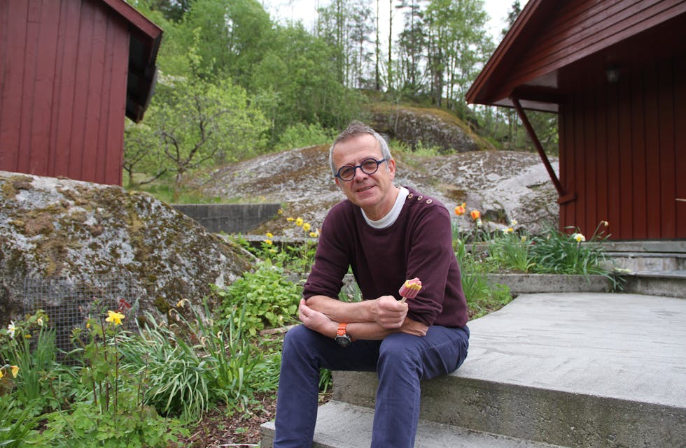 Einar Schibevaag nyt godvêret med ein is på trappa heime i Vatlandsvågen i Suldal. Her bur han deler av tida, mens han jobbar på Tau og har «by-hytte» i Stavanger.
Foto: Grethe Hopland Ravn
