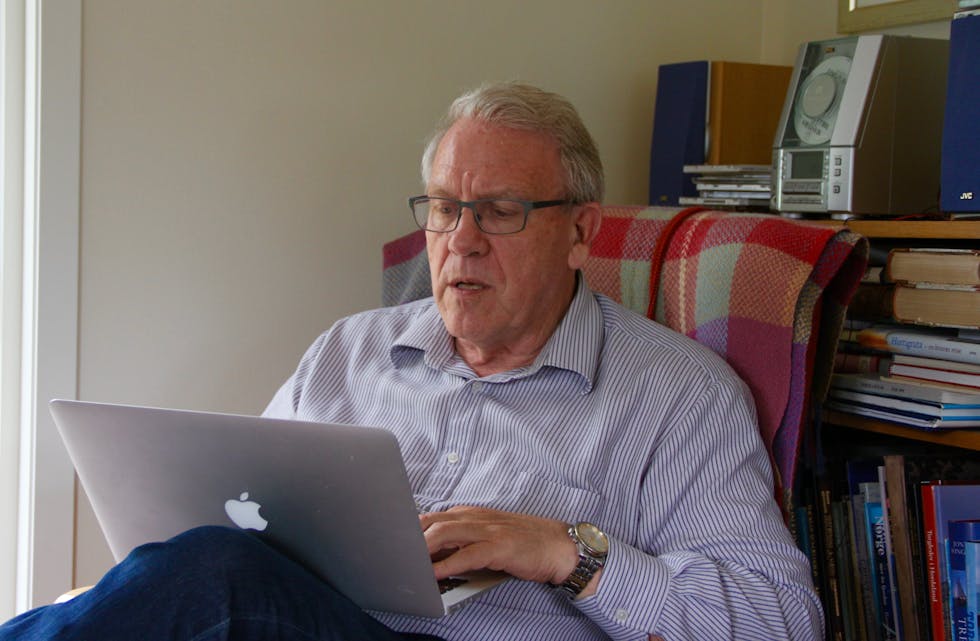 Jostein Osnes brukar mykje tid på å lesa kommunale dokument på nettet. 
Foto: Grethe Hopland Ravn
