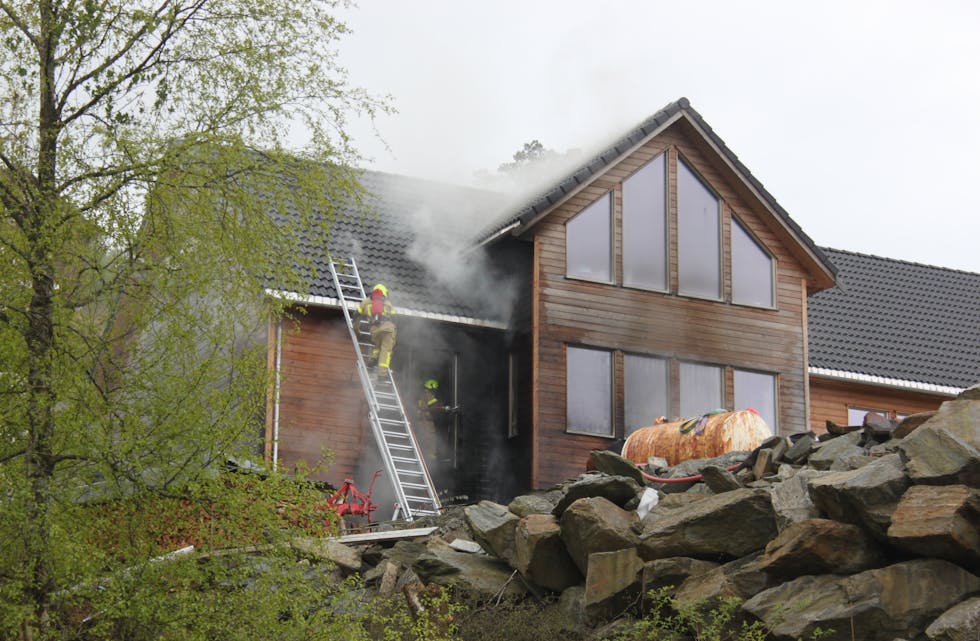 Huset fekk skadar, men ingen personar kom til skade under brannen i dette huset ved Skånevik 7. mai i år.
ARKIVFOTO: ARNE FRØKEDAL