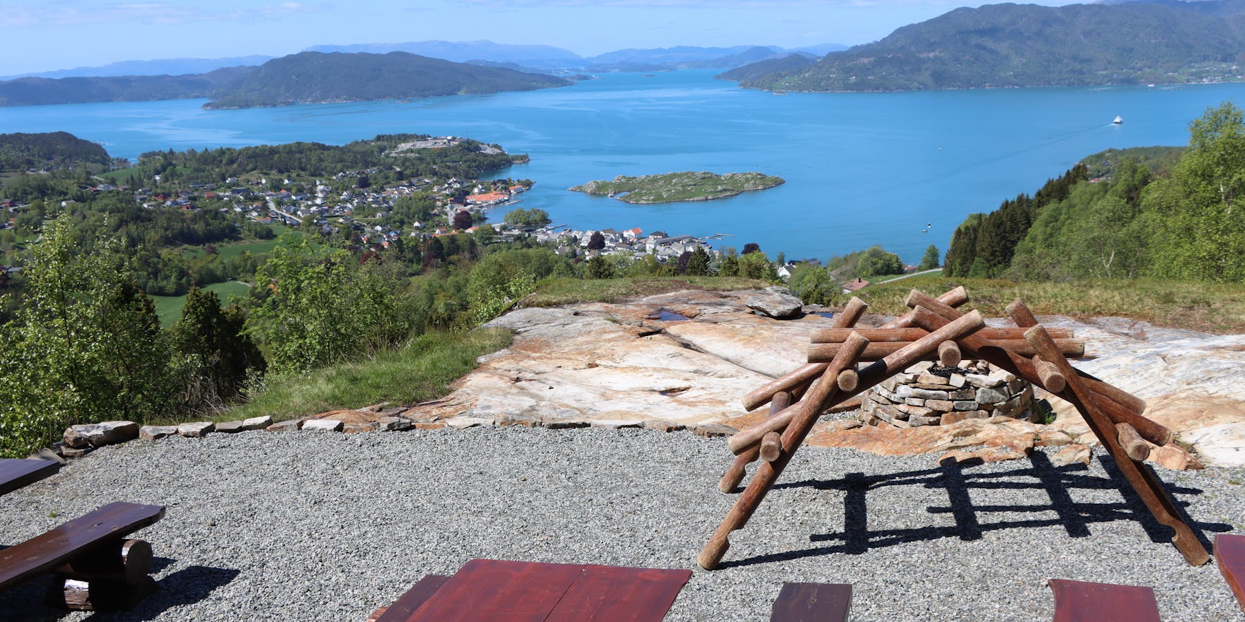 Frå villmarksleiren i Skånevik er det flott utsikt over fjord og fjell.
Foto:Irene Mæland Haraldsen