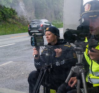 Politiførstebetjentane Kari Rørtveir og Kjetil Nesbu på jobb under UP sin kontroll på Liaheia i ein annan kontroll. 
FOTO: TORSTEIN TYSVÆR NYMOEN