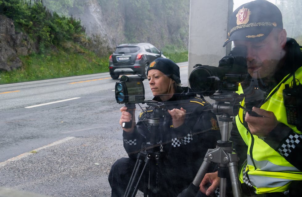 Politiførstebetjentane Kari Rørtveir og Kjetil Nesbu på jobb under UP sin kontroll på Liaheia i ein annan kontroll. 
FOTO: TORSTEIN TYSVÆR NYMOEN