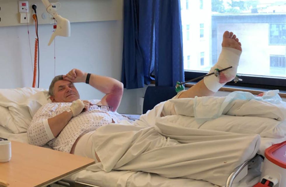 Det har blitt mange dagar på sjukehus etter fallet i sommar. Her Ole Johan Vierdal på Haugesund sjukehus.  Foto: Privat
