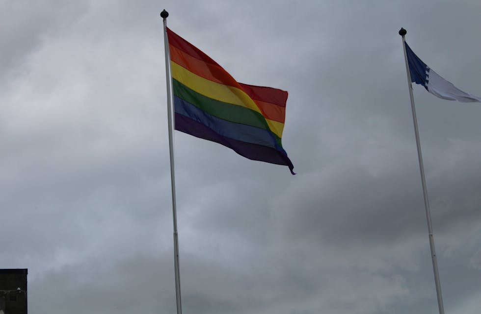 Innsendaren er ikkje samd i at pride-flagget skal veiva i lufta ved kommunale bygg, som her ved Etne tinghus.
Arkivfoto