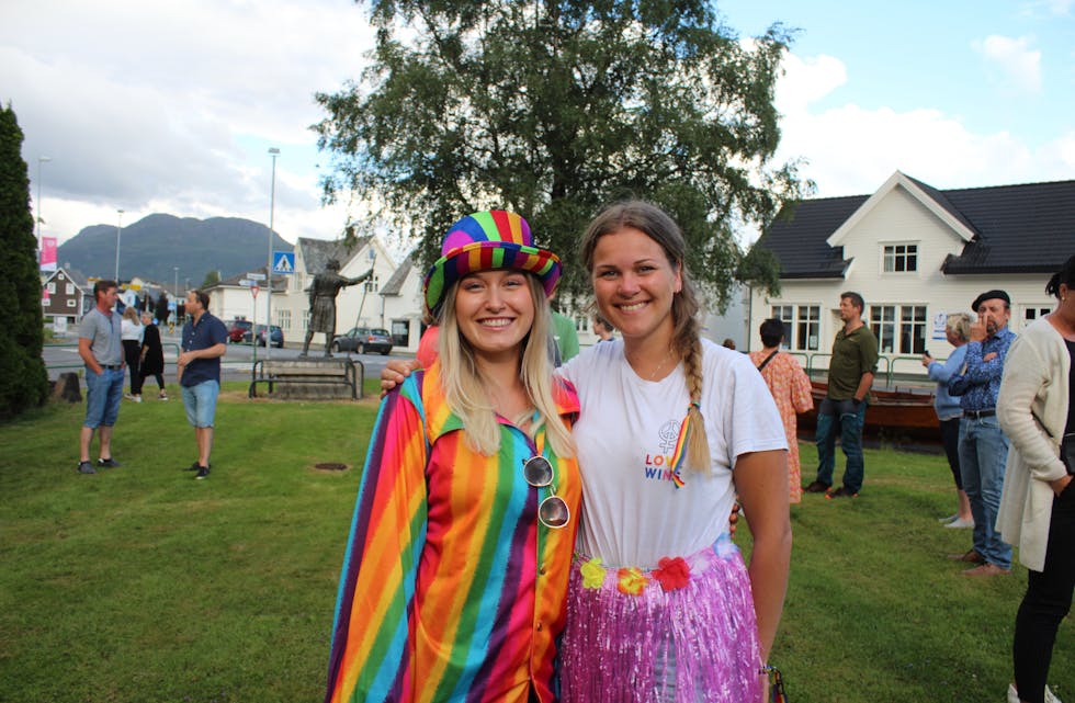 Silje Rødne og Sofie Asheim møtte opp i Tinghusparken i Etne for å markere Pride. Foto: Øystein Silde Frønsdal