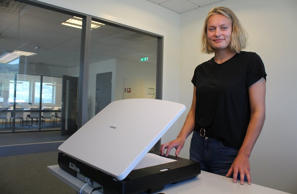 Ragnhild Skipevåg (21) systematiserer og arkiverer gamle BKK-papir i sommar. Foto: Øystein Silde Frønsdal