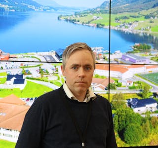 Rådmann Yngve Folven Bergesen vil at kommunepolitikarane skal vurdere også andre alternativ enn å byggje opp nytt svømmeanlegg i Vats etter brannen i juli i fjor.