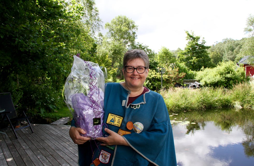 Anne Lise Mortveit i Skjold set stor pris på sommarblomen frå Grannar. Blomen får ho for iherdig innsats for speidaren i 45 år. 
Foto: Grethe Hopland Ravn