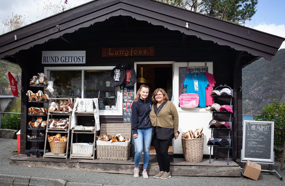 Mari Lundal har sommarjobb i Langfoss-kiosken. Her er ho ved sida av Nina Kaltwasser, som jamnleg kjem for å fylla på varer. Det er Kaltwasser som driv kiosken. Foto: Anita Haugland