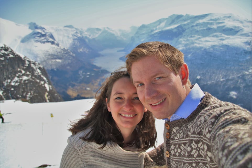 Førstkommande laurdag giftar Camilla Øyjord seg med Alexander Clern på svenskegrensa. Bilete er frå ein tur i Loen då Alexander fridde. Foto: PRIVAT