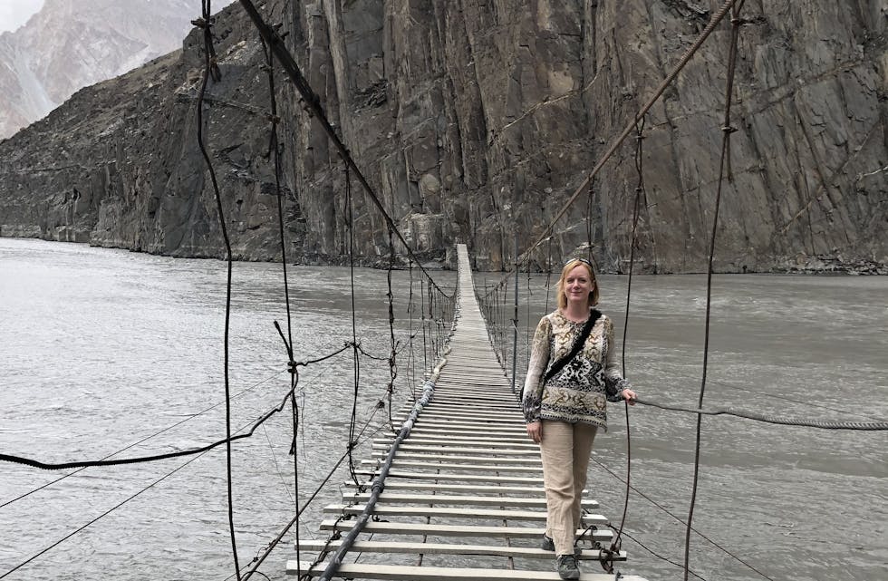 På reise i arbeidet med den nye boka. Her går Erika Fatland over ei lang hengebru, som er bygd slik for å unngå å bli tatt av vinden. 
Foto: Privat