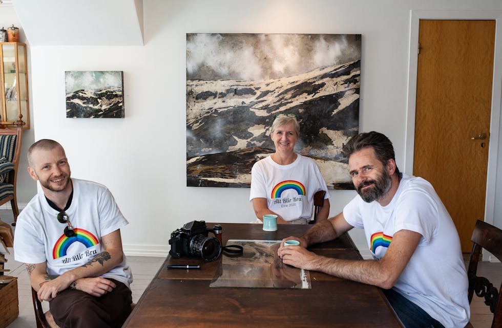 På Fugl Fønix Atelier i Sjoargata 11 kan du møte desse tre kunstnarane i helga. Fotograf Helge Haaland Hjelmtveit (t.v.), Edna Trovanelli og Jan Terje Rafdal.  
Foto: Anita Haugland