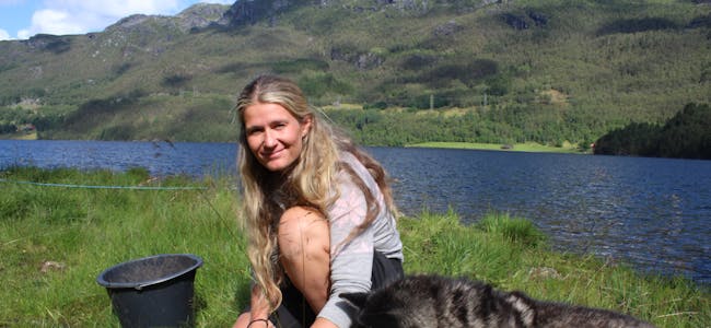 Monica Hundseid nyt sommaren ved Fjellgardsvatnet.
Foto: Øystein Silde Frønsdal