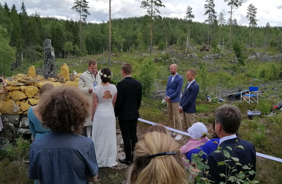 Norske Camilla og svenske Alexander gifta seg på svenskegrensa denne helga. Dei norske gjestene såg vigselen frå den norske sida, medan dei svenske gjestene såg frå den svenske sida. Alle foto: PRIVAT