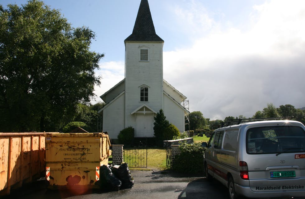 Bjoa kyrkje vert oppgradert og er i ferd med å få isolasjon og ny kledning på den vel hundre år gamle trekyrkja.
Foto: Anne-Britt Grindheim