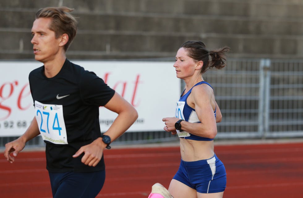 Solid løp. Maryna Novik, IF Klypetussen i rygg på Elias Angell Spikseth.
Foto: Kondis/Kjell Vigestad
