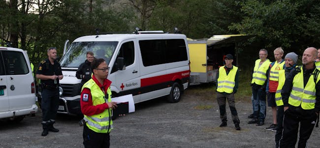 Roy Worum frå Haugesund Røde Kors Hjelpekorps orienterte sundag kveld dei over 80 sambygningene om at dei kan starte søk.
FOTO: TORSTEIN TYSVÆR NYMOEN