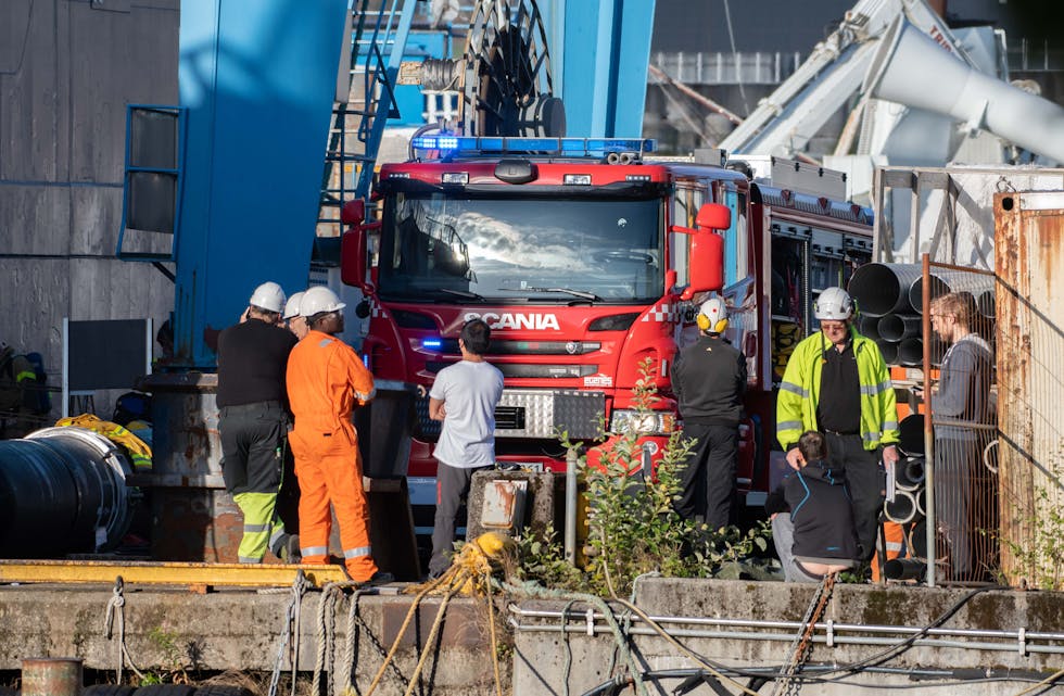 Fleire brannbilar rykte ut etter melding om brannen i Ølensvåg. Det viste seg å vera brann i ein tørketrommel i eit skip som låg til kai hos Westcon.
Foto: Torstein Tysvær Nymoen