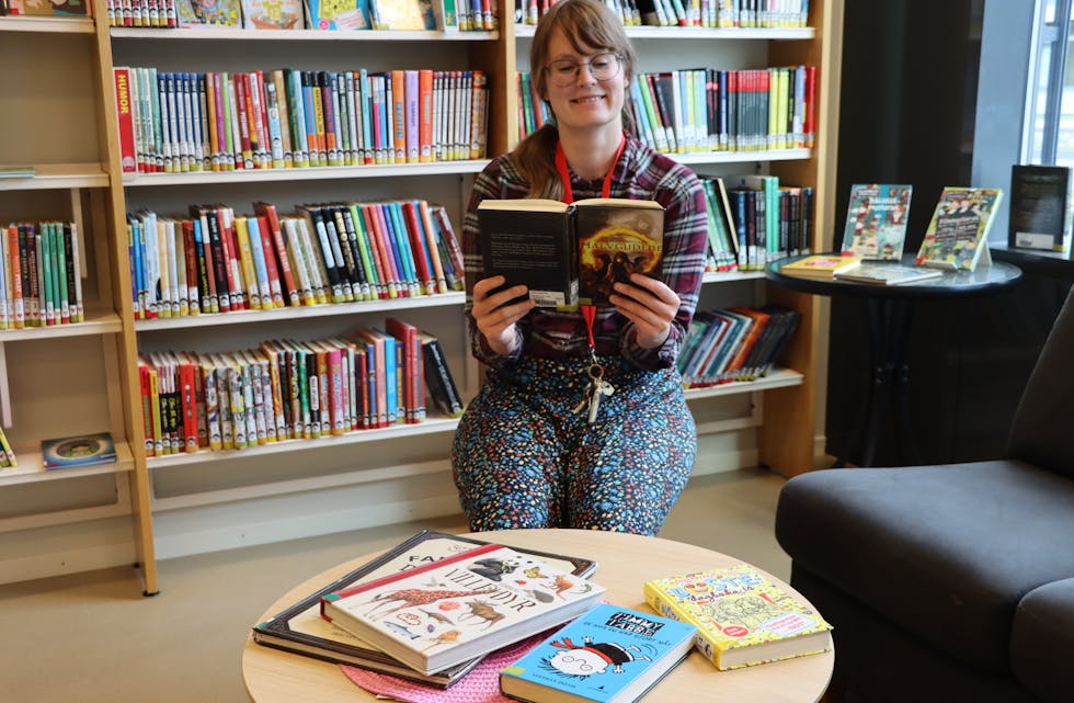 Bibliotekar Ingeborg Sørheim ved biblioteket i Etne er imponert over leselysta til elevane som deltok under årets  Sommarles.
Foto: Irene Mæland Haraldsen