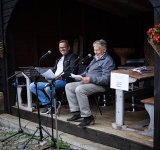 Lars B. Skipevåg (t.v.) og Tomas Finnvik kåserte om brislingfisket på Vindafjordmuseet i Vikedal. 
Foto: Anita Haugland