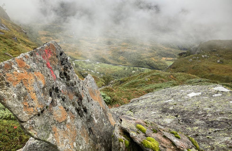 Utsikt til Feto i Etnefjellet. Ustabile skyer denne elles fine haustdagen.
Foto: Privat