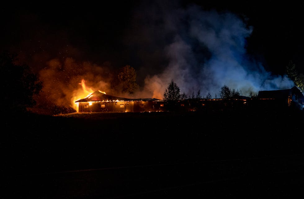 Brann frå ein driftsbygning i Nannestad.
Foto: Geir Olsen / NTB