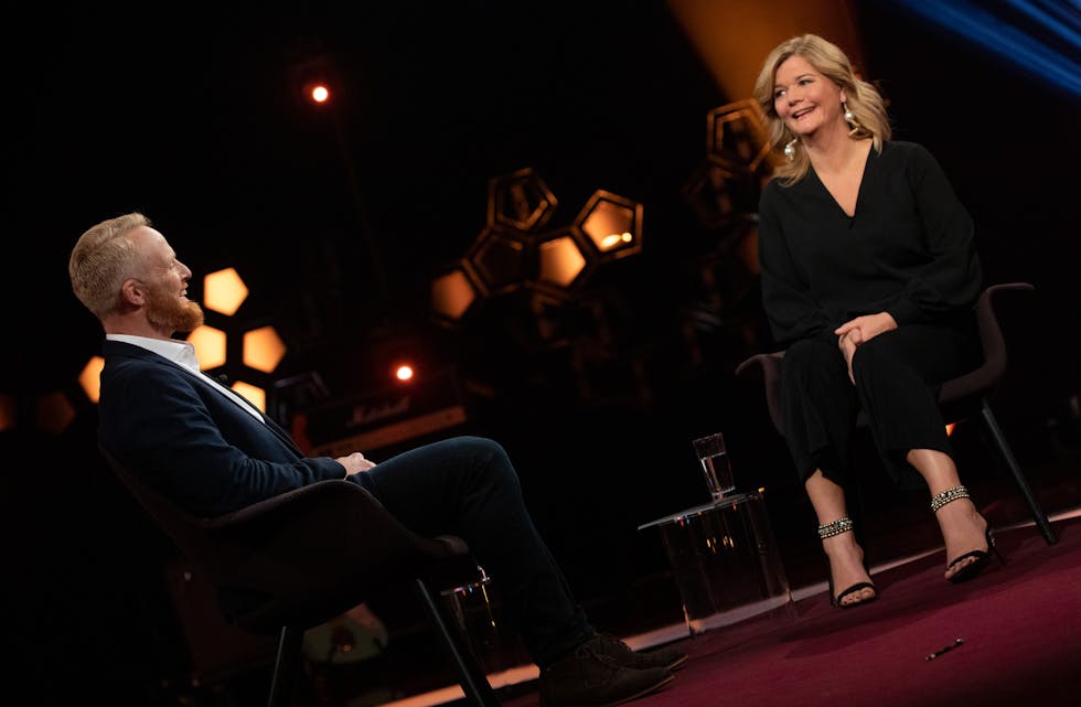 Svein Arne Åsheim saman med programleiar Anne Lindmo under innspelinga av programmet Lindmo som blir sendt på NRK1 i kveld.
Foto: Julia Marie Naglestad, NRK