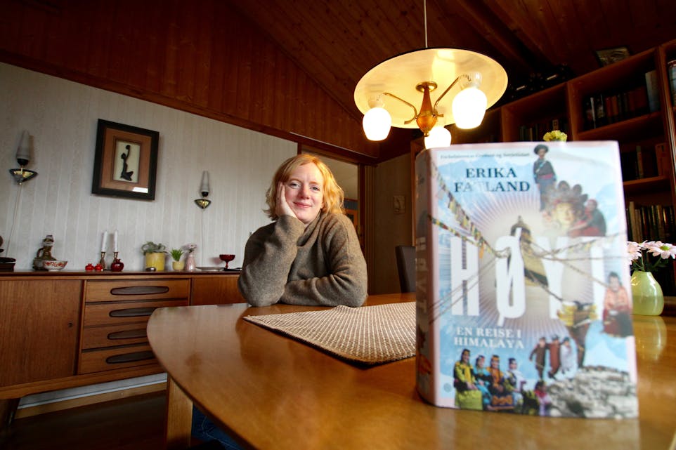 På tur innom heimbygda. Erika Fatland med boka Høyt, som er på 634 sider. — Eit meisterverk, i følgje fleire kritikarar. 
Foto: Grethe Hopland Ravn