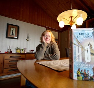 På tur innom heimbygda. Erika Fatland med boka Høyt, som er på 634 sider. — Eit meisterverk, i følgje fleire kritikarar. 
Foto: Grethe Hopland Ravn