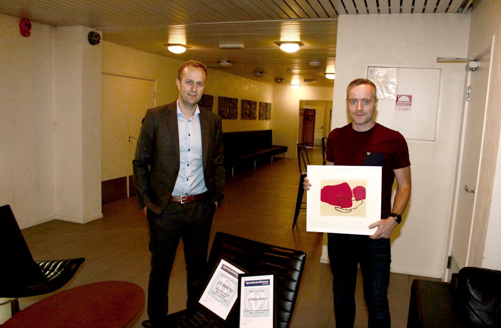 Styreleiar Jarle Ljosnes i Ølen kulturhus er tildelt Sparebanksjefsiftelsen SR-Banks sin eldsjelpris.
Banksjef Magne Christiansen (t.v.) stod for overrekkinga som også inkluderte ei pengegåve til kulturhuset.
FOTO: Arne Frøkedal