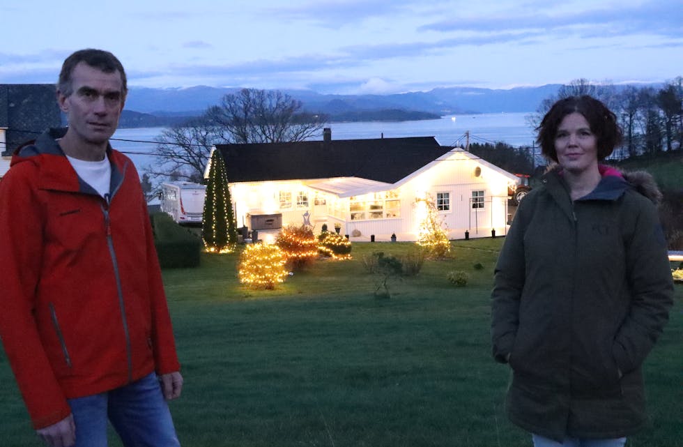 Herman Westerman og Marlen Bødtker oppfordrar bjoabuen til å pynta hus og hage til jul.
Kanskje kan det vera verdt for folk flest å ta ein svipptur innom Bjoa i desember og studera julelyshusa.
Foto: Irene Mæland Haraldsen