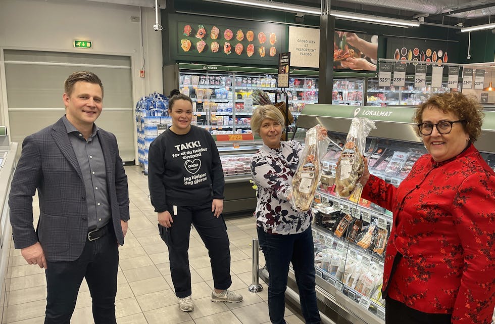 Jublar for nye salstal. Frå venstre Daniel Kyrre Pedersen, kjededirektør Coop Mega, Synne Holm, butikksjef Coop Mega Bislett, Nina Sundqvist, adm.dir Matmerk og Statsråd Bollestad.
Pressefoto