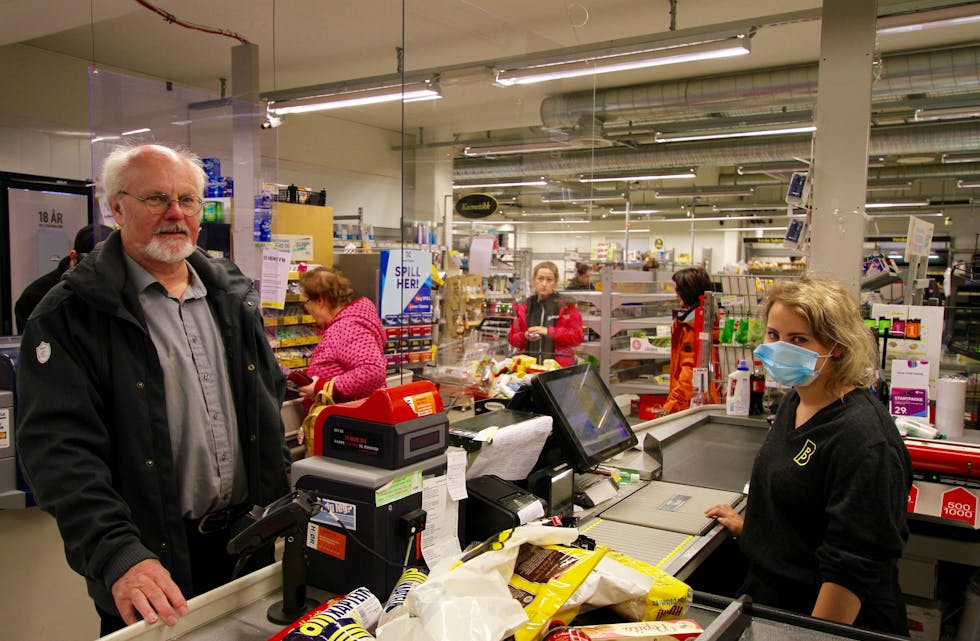 Rikke Heggebø ekspederer Jimmy Næs som var den første butikksjefen i Bunnpris Etne. At Bunnpris no stenger dørene synest han er trist, men legg til at han kanskje ikkje er så veldig overraska. 
Foto: Grethe Hopland Ravn