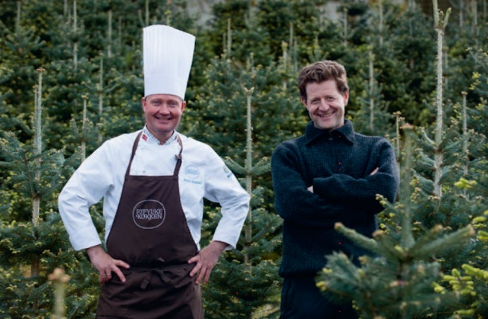 Frode Selvaag (t.v.) og Tor Øyvind Skeiseid kallar seg «den skriveglade kokken og den matglade forfattaren» og saman har dei laga bok om julemat. 
Foto: Privat