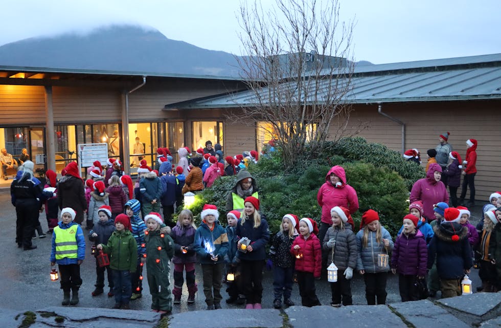 Elevane ved Vats skule møtte opp utanfor Vindafjordtunet for å syngja julesongar for bebuarar og tilsette.
Foto: Irene Mæland Haraldsen