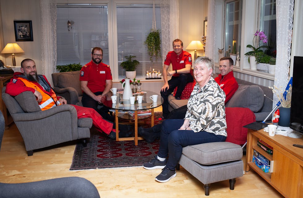 Her er Røde Kors-gjengen på besøk i stova hos Mari-Anne Heggebø Kro (framme). Stian Grindheim (framme t.v.), og Espen H. Heggelund (bak t.v.), Erlend Håheim (bak t.h.) og Nils Saltnes (framme t.h.). 
Foto: Anita Haugland 