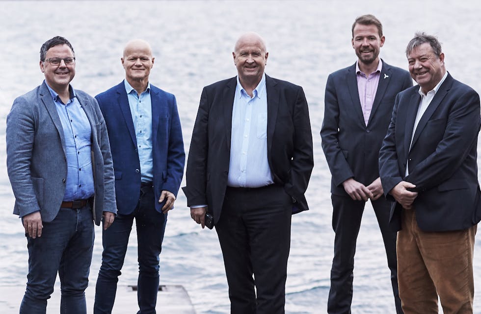 Saman om Deep Wind Offshore. John Martin Mjånes (t.v.), Kjetil Harkestad, Olav Linga, Knut Vassbotn, Trygve Seglem. 
Foto: Haakon Nordvik