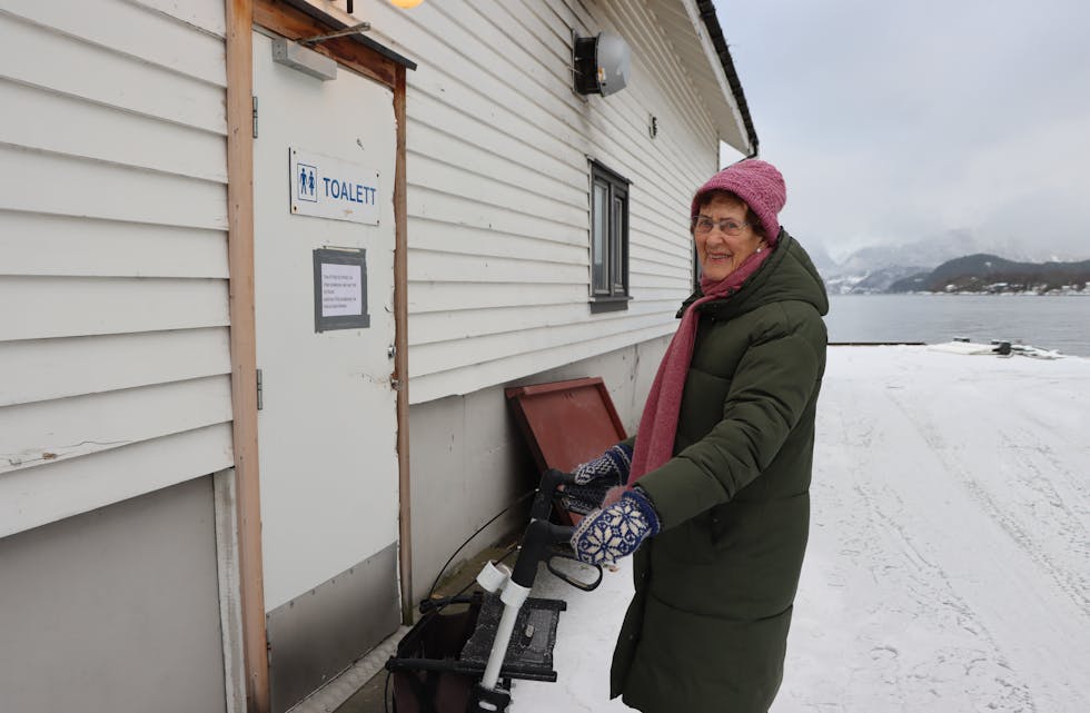 Gudbjørg Christophersen meiner det hastar å få opna dørene til det offentlege toalettet i Skånedik.
Foto: Irene Mæland Haraldsen