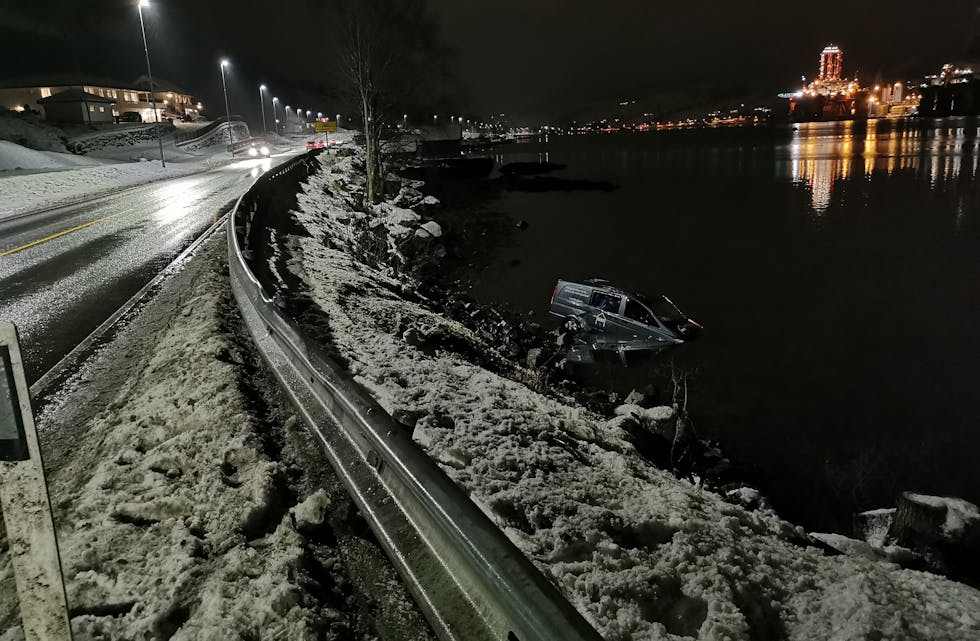 Alle tre som sat i bilen kom seg ut etter at den hamna i fjorden etter ei utforkøyring vest for Ølen sundag kveld.
FOTO: ANNE-BRITT GRINDHEIM