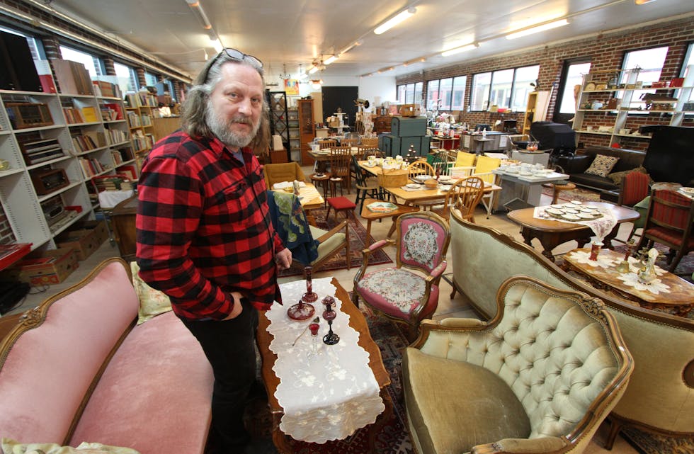 Per-Albert Skov har opna bruktbutikk som han kallar «Han dansken i Isvik». Han har fylt opp eitt av lokala til tidlegare Skjold Trevare. 
Foto: Jon Edvardsen