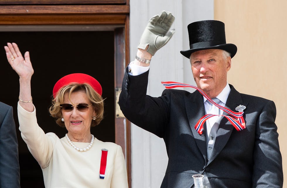 Dronning Sonja og kong Harald slik vi har sett dei mang ein gong på slottsbalkongen 17. mai. Her frå 2019. Foto: Berit Roald / NTB / NPK