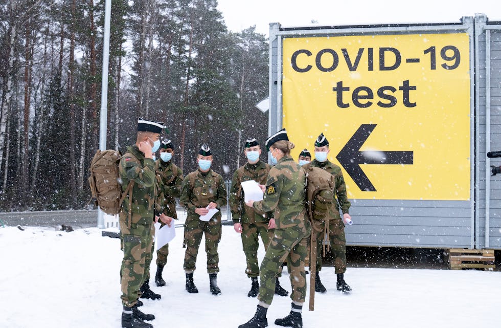 Personell frå Hæren på plass for å bidra med testpersonell på Svinesund grensa på veg inn i Noreg. 
Foto: Torstein Bøe / NTB