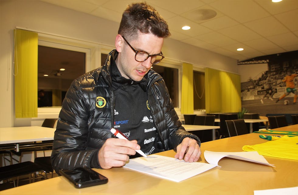 Sindre Tjelmeland sette måndag si underskrift på kontrakten som gjer han til Ull/Kisa-trenar i tre år.
FOTO: ULL/KISA FOTBALL