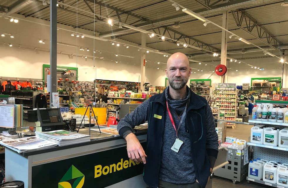 Jon Oddvin Moe er butikksjef i BondeKompaniet i Etne, som tidlegare heitte FK-butikken. Det har han vore i 12 år, og synest det nye namnet er spenstig. 
Foto: Grethe Hopland Ravn