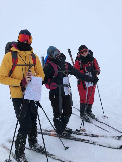 Kart og kompass er nødvendige hjelpemiddel for å ta seg trygt fram på fjellet. Her Nora Aksland, Stina Tjoflot Nes og Amalie Kringlebotn. 