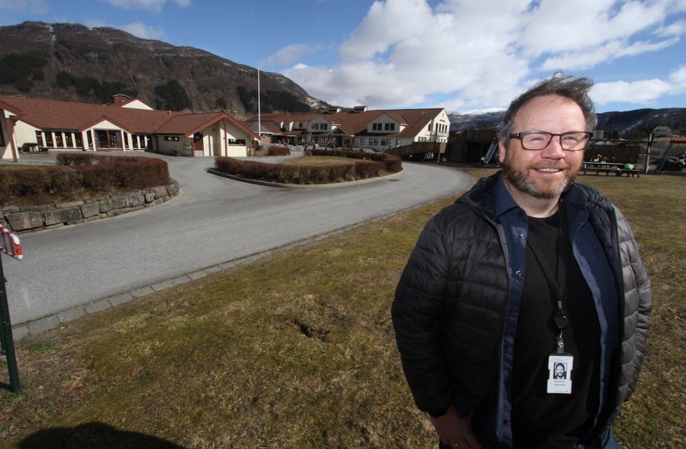 Kommunalsjef Nils Erik Eide er svært glad for at Vindafjord har fått over 1 million til å drive sommarskule. Det er eit nasjonalt initiativ med statleg finansiering på grunn av pandemien. Foto: Jon Edvardsen